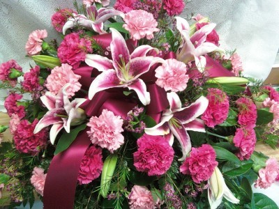 D179  pink & hot pink carns & lilys