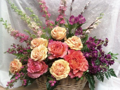 D682 basket of roses & stock