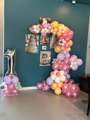 Daisey age balloon group Organic balloon swag