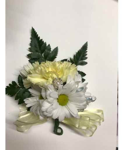 Daisey and Carnation lapel Corsage Corsage