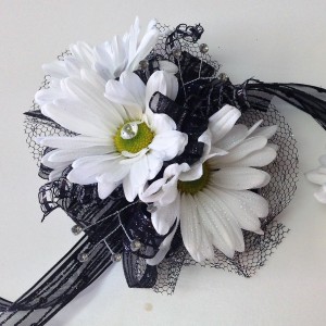 daisy wrist corsage