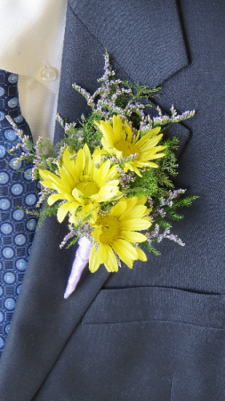 Darling Daisies Boutonniere