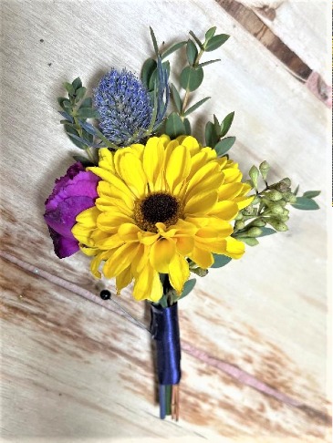 Davis Floral Country Time Boutonniere  in Fort Worth, TX | DAVIS FLORAL DESIGNS