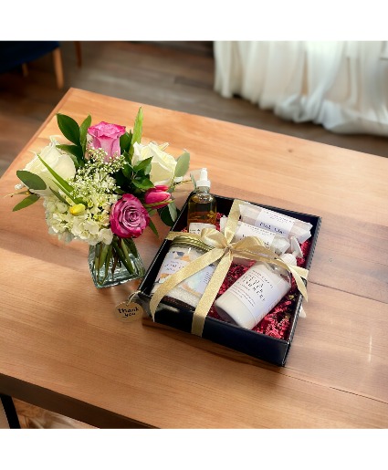 Deluxe Gift Set & Floral Arrangement 