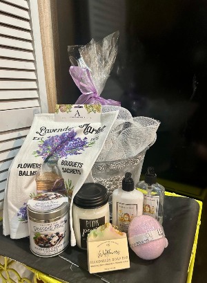 DESIGNER CHOICE GIFT BASKET A SELECTION OF GIFT ITEMS ESPECIALLY FOR YOU.