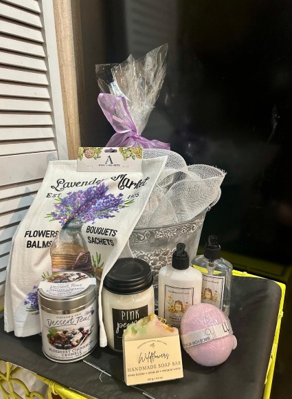 DESIGNER CHOICE GIFT BASKET A SELECTION OF GIFT ITEMS ESPECIALLY FOR YOU.