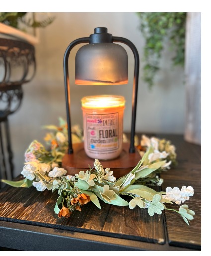 Dome Candle Warmer with Candle and Wreath 