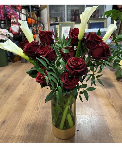 DOZEN PREMIUM EXPLORER ROSES & CALAS TALL PREMIUM ROSE ARRANGEMENT 