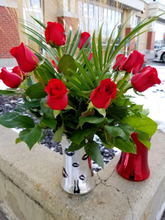 dozen roses in vase with battery operated lights