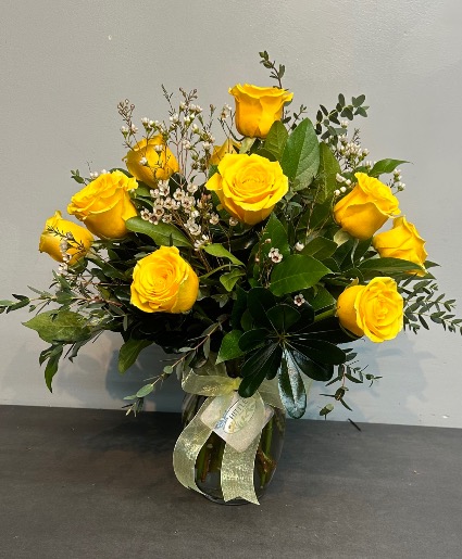 Dozen Yellow Roses Arrangement 