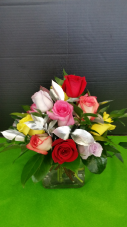 Elegant Cube with Mixed Color Roses 