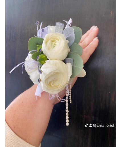 Elegant wristlet