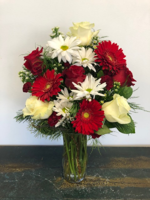 Epic Christmas Vase Arrangement in Bluffton, SC | BERKELEY FLOWERS & GIFTS Epic Christmas Vase Arrangement in Bluffton, SC | BERKELEY FLOWERS & GIFTS