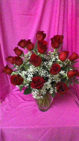 R18V Especially For You 18 red roses designed with baby breath in nice clear glass garden vase