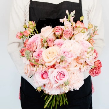 Feeling Peachy Bouquet in Port Dover, ON | Upsy Daisy Floral Studio