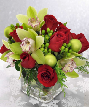 Festive Square Vase in Oakville, ON | ANN'S FLOWER BOUTIQUE-Wedding & Event Florist Festive Square Vase in Oakville, ON | ANN'S FLOWER BOUTIQUE-Wedding & Event Florist
