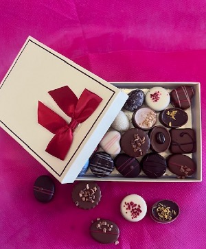 Flanders finest assortment of chocolates Luxury box of 20 pieces milk, dark of white