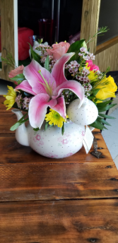 Flourishing Teapot Teapot filled with Vibrant Florals