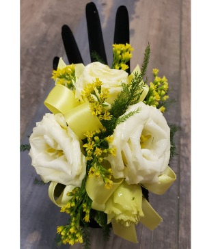 Four Pale Yellow Lisianthus 