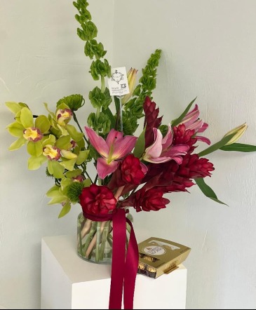 Fresh Pick Combo Designer Choice with Small Chocolates in Fort Myers, FL | ANGEL BLOOMS FLORIST