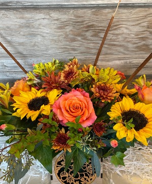 FRIENDLY GATHERING  CENTERPIECE