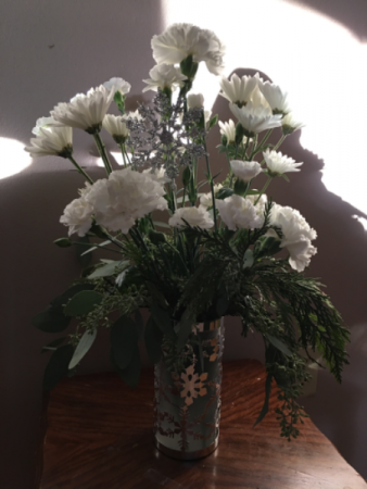 Frozen Snowflake vase with white flowers