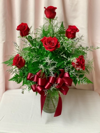 Half dozen red roses in vase Roses
