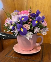Happy Day to Mom Ceramic mug/saucer with fresh arrangement