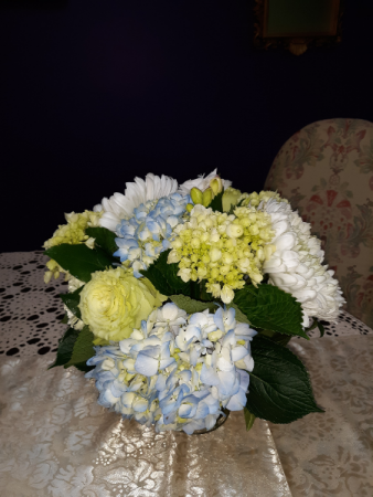 Happy hydrangeas vase arrangement
