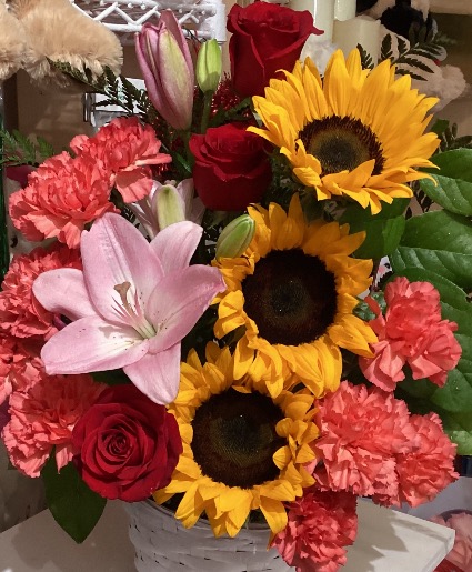 Happy sunflower and roses In a busquet
