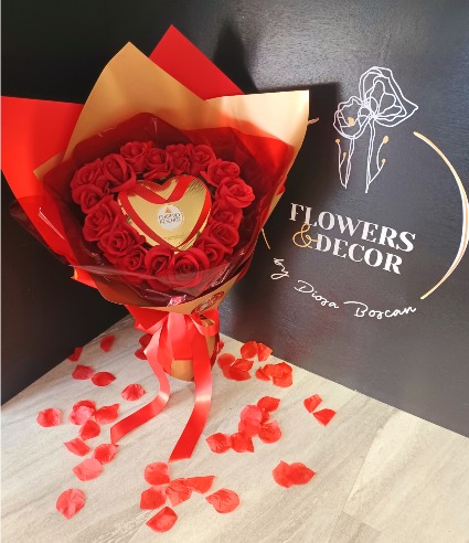 HEART OF ROSES WRAPPED BOUQUET READ DESCRIPTION & SELECT YOUR OPTION