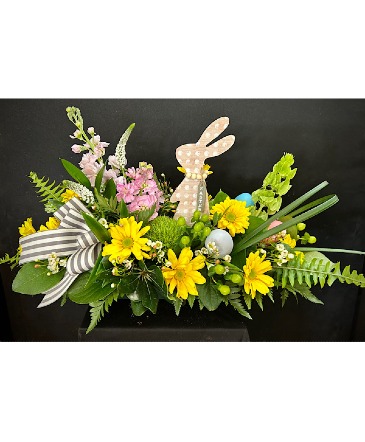Hello! Centerpiece in Chesterfield, MO | ZENGEL FLOWERS AND GIFTS
