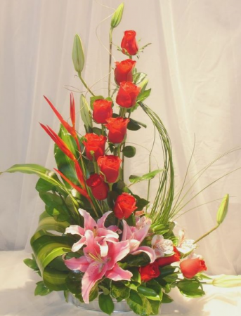High style dozen red roses with lilies