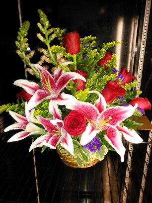  Holiday Stars And Roses Bountiful Basket Bouquet 