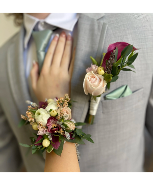 LUXE Boutonnière And Wristlet 