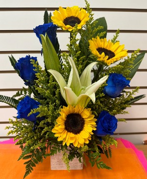 Tu Cara Bonita blue roses and sunflowers