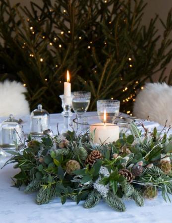 Hyg·ge  Table Top Wreath with Pillar Candle 