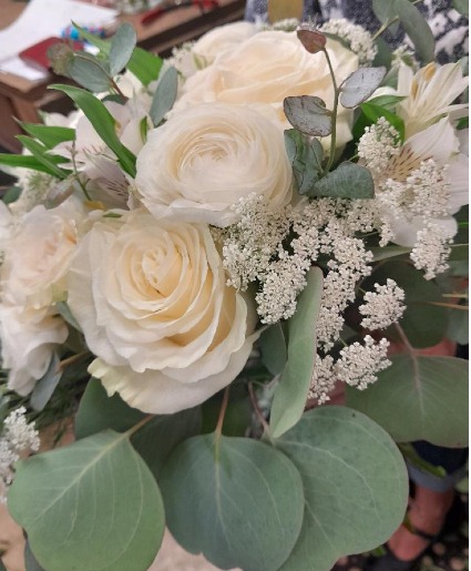 Ivory Beauty Handheld bridal bouquet
