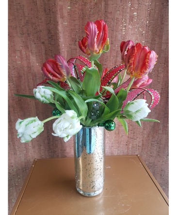JINGLE BELL TULIPS CHRISTMAS ARRANGEMENT in Hampstead, NC | Surf City Florist