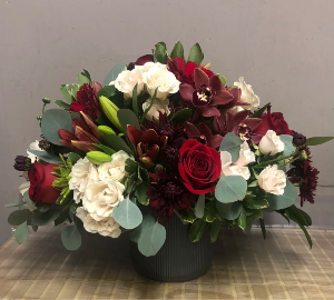 Jolie Noir Elegant flower arrangement