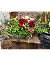 Joyous Holiday Table Spray low, suitable for dining table