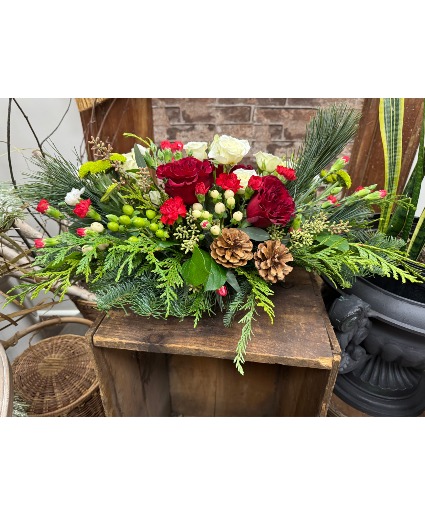 Joyous Holiday Table Spray low, suitable for dining table