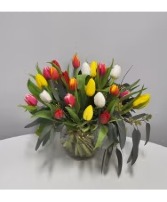 K133 - 24 tulip arrangement tulips in a vase 