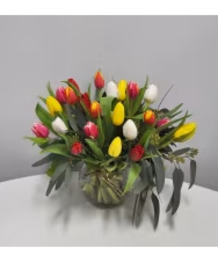 K133 - 24 tulip arrangement tulips in a vase 