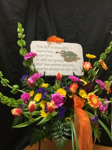 Kayberry memory stone with fresh flowers 