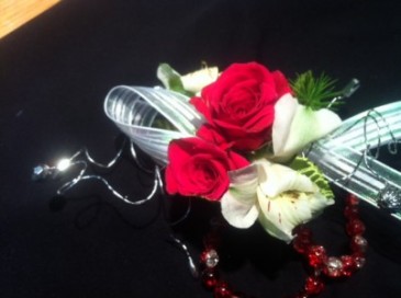 keepsake corsage matching boutonere in Pittsfield, MA | NOBLE'S FARM STAND AND FLOWER SHOP