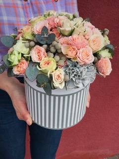 La Romantic Flower box arrangement