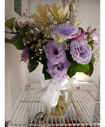 Lavender by ROSE PETALS FLORIST Glass vase 