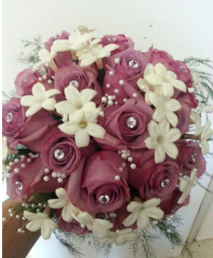 lavender roses and stephonotis 