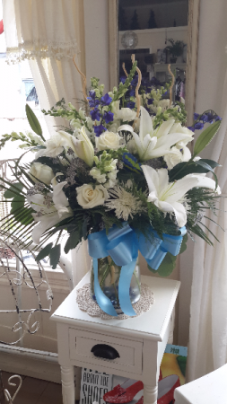 Lilly blue Vase with white lillys & roses